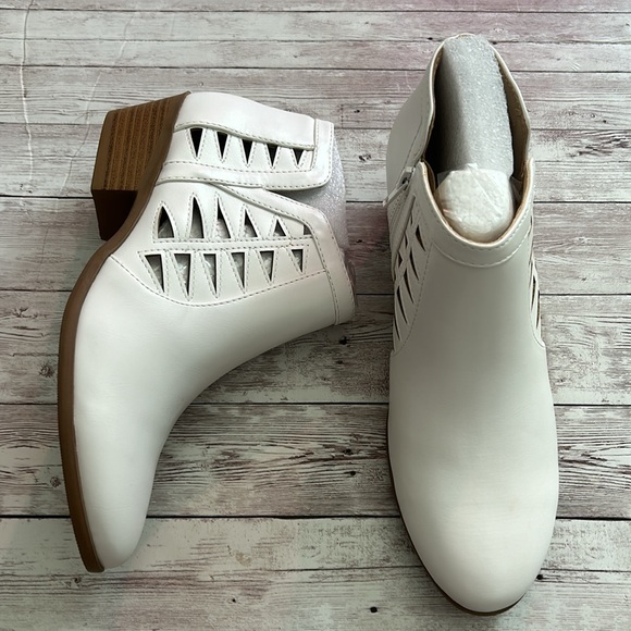 True Topic Women's White Mug Round Toe Faux Leather Stacked Western Ankle Bootie - Picture 5 of 9